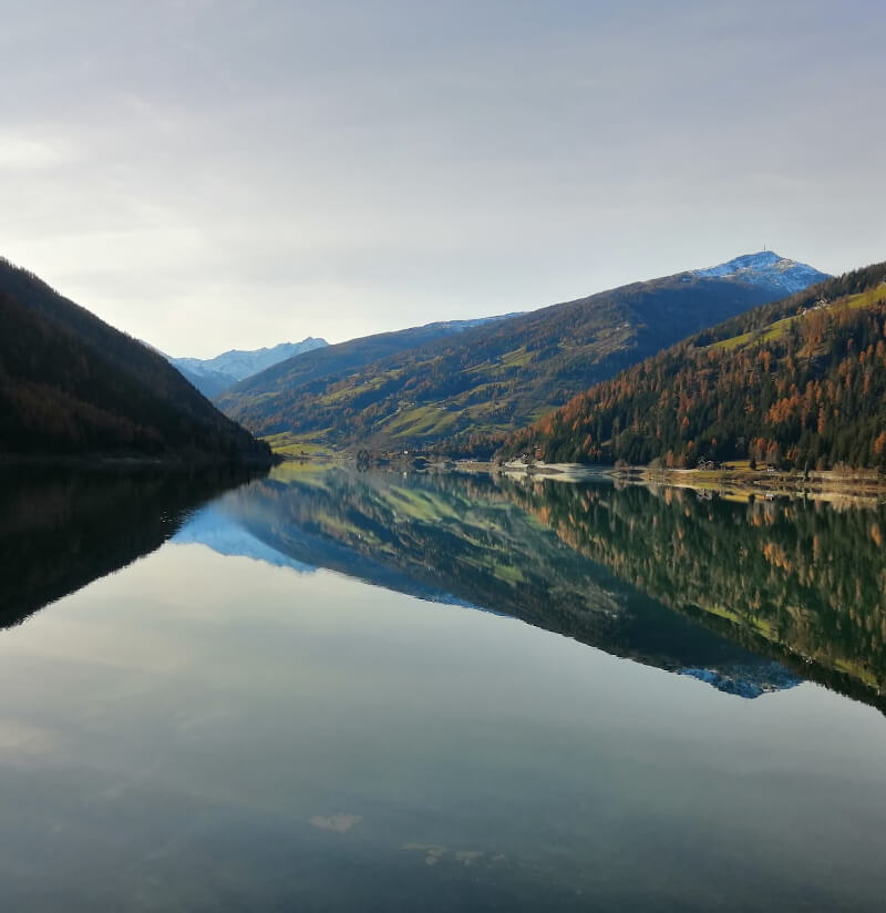 See mit Berglandschaft im Herbst